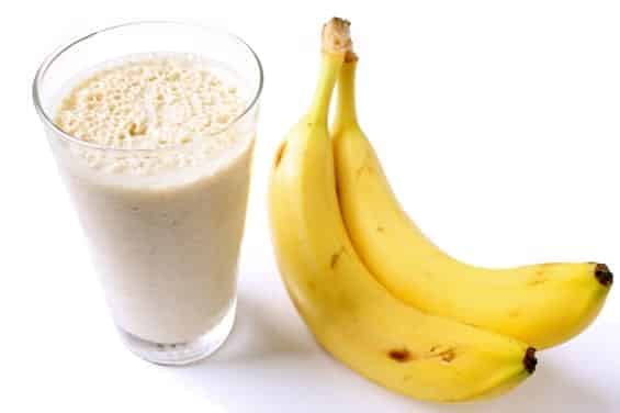 Uma vitamina de banana com mel pode ser mais eficaz para sua ressaca do que suas receitas batidas!